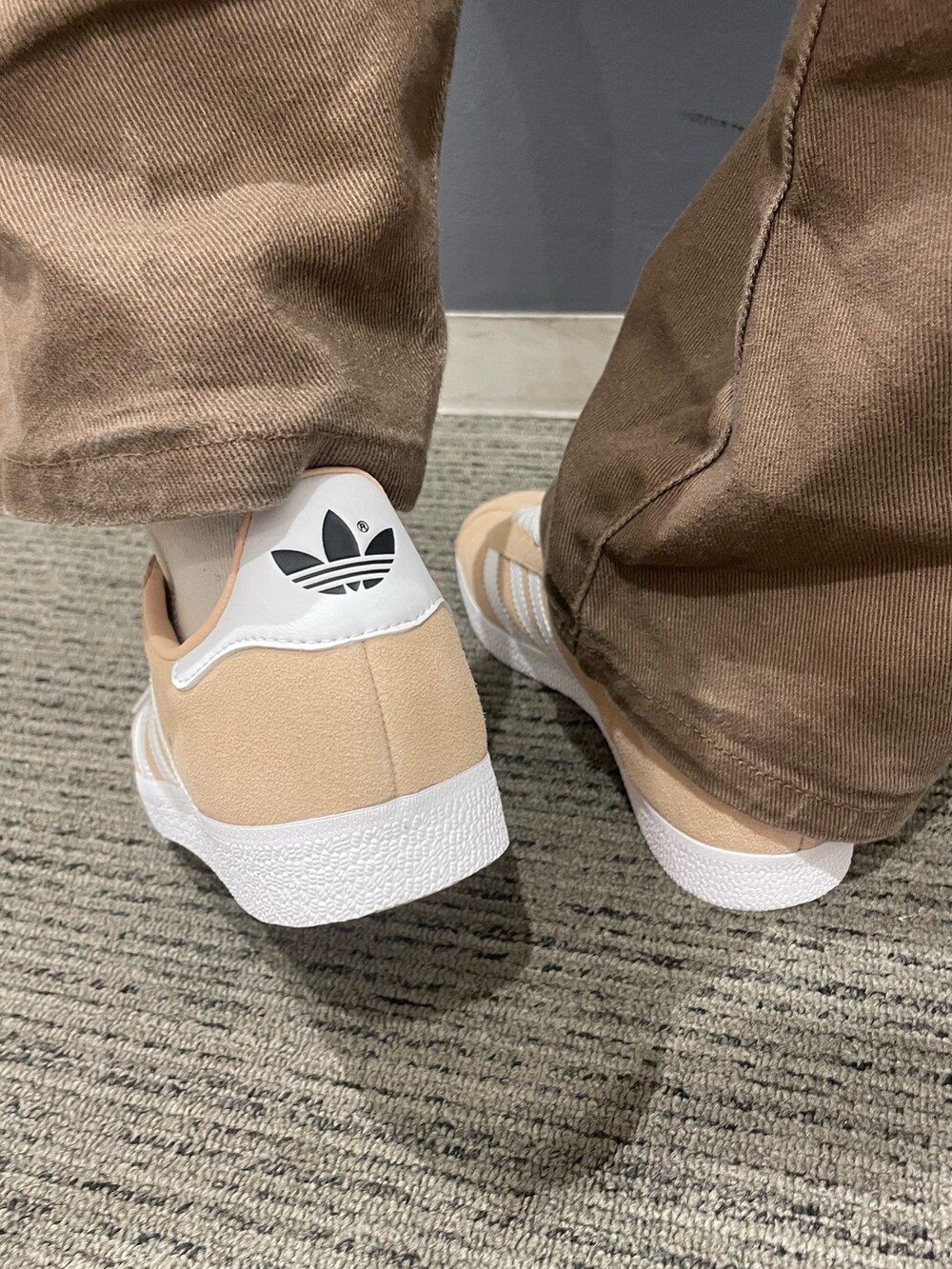 「スウェット、スニーカー、adidas、ハイネック、オーバーサイズ、アディダス、adidas originals、ハイネックスウェット、アディカラー、ガゼル」｜「adidasのガゼル / Gazelle（スニーカー、ピンク系）」を使った、TFさん（レディース・156cm）の秋コーディネートの3枚目の写真