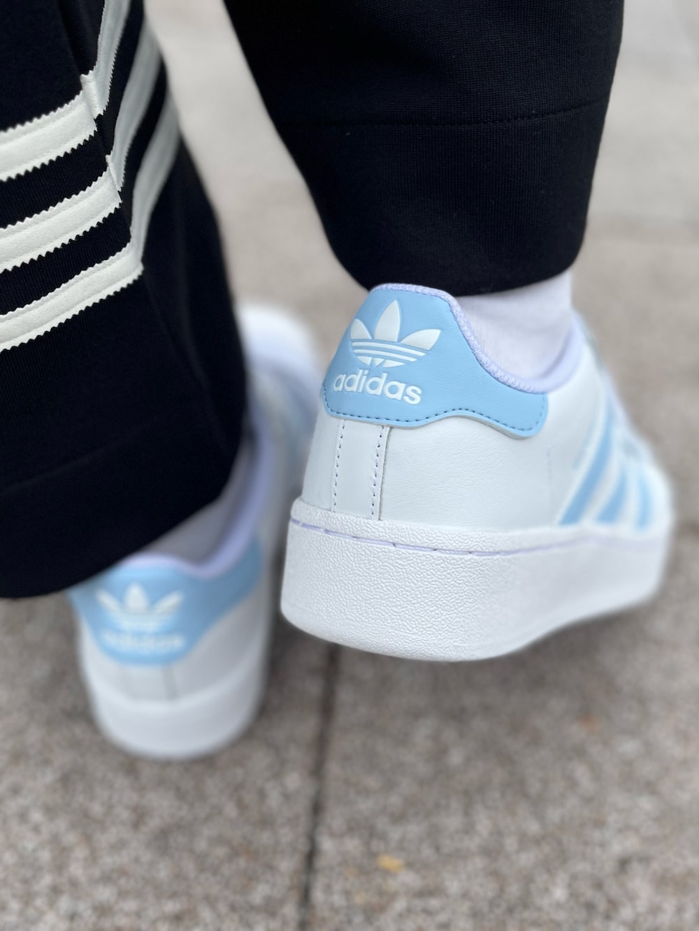 「スニーカー、セットアップ、スタッフコーデ、adidas、ジャージ、アディダス、厚底シューズ、adidas originals、アディダスオリジナルス、アディダスコーデ」｜「adidasのアディカラー Neuclassics トラックパンツ（ジャージ） / アディダスオリジナルス adidas Originals（スウェットパンツ、ブラック系）」を使った、TFさん（レディース・156cm）の夏コーディネートの5枚目の写真