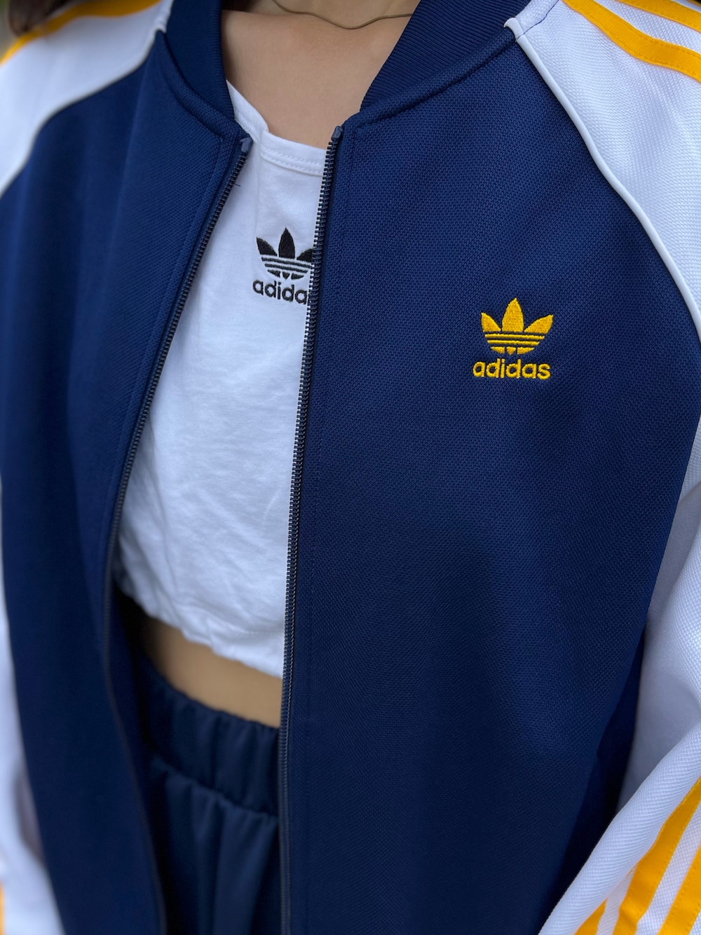 「スニーカー、スカート、スタッフコーデ、Tシャツ、adidas、スポーツミックス、休日スタイル、adidas originals、トラックジャケット、アディダスコーデ」｜「adidasのSST スカート / アディダスオリジナルス adidas Originals / アディダスオリジナルス adidas Originals（スカート、ブルー系）」を使った、TFさん（レディース・156cm）の夏コーディネートの2枚目の写真