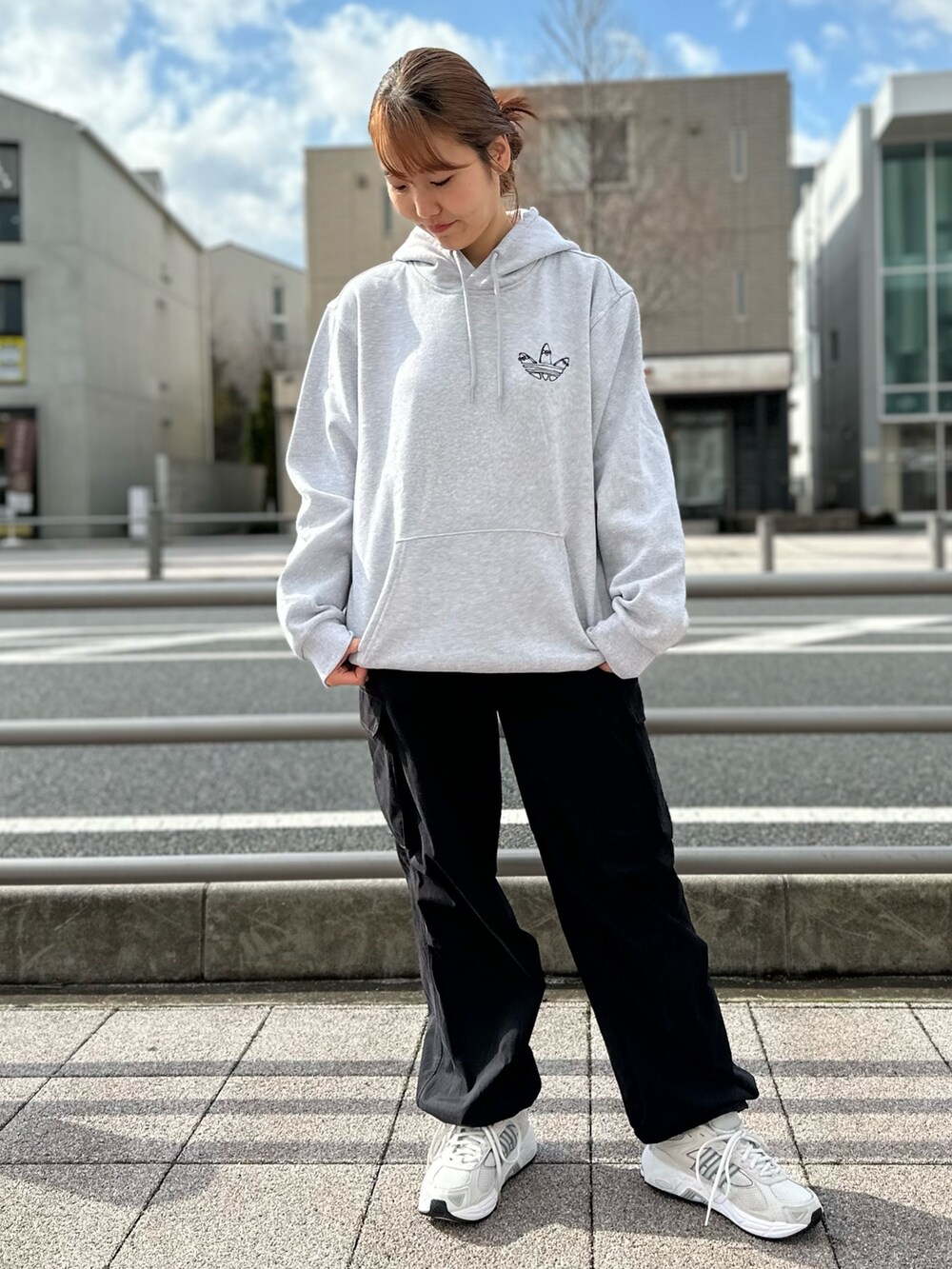 「スニーカー、パーカー、adidas、ベスト、アディダス、グラフィック、adidas originals、フーディー、スケートボーディング、レスポンス」｜「adidasのベスト / アディダスオリジナルス adidas Originals（ベスト、ベージュ系）」を使った、TFさん（レディース・156cm）の春コーディネートの2枚目の写真