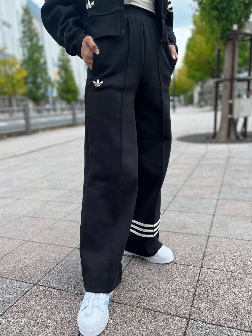 「スニーカー、セットアップ、スタッフコーデ、adidas、ジャージ、アディダス、厚底シューズ、adidas originals、アディダスオリジナルス、アディダスコーデ」｜「adidasのアディカラー Neuclassics トラックパンツ（ジャージ） / アディダスオリジナルス adidas Originals（スウェットパンツ、ブラック系）」を使った、TFさん（レディース・156cm）の夏コーディネートの3枚目の写真
