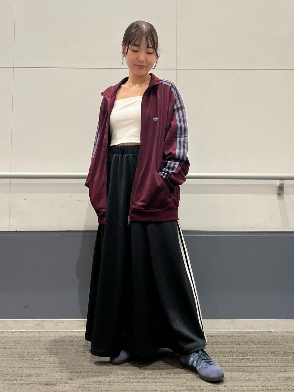 「スニーカー、ジャケット、スカート、adidas、ジャージ、ロングスカート、adidas originals、トラックジャケット、ベッケンバウアー、ガゼル」｜「adidasの[常田大希着用アイテム] トラックジャケット（ジェンダーニュートラル）（ジャージ、レッド系）」を使った、TFさん（レディース・156cm）の秋コーディネートの3枚目の写真