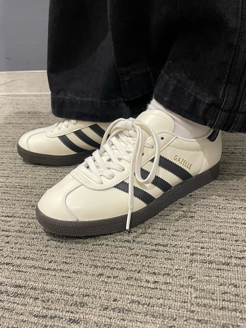 「スウェット、スニーカー、ショルダーバッグ、adidas、ハイネック、オーバーサイズ、デニムパンツ、adidas originals、ガゼル、クセニア・シュナイダー」｜「adidasのSST エアライナーバッグ / アディダスオリジナルス adidas Originals（ショルダーバッグ、ホワイト系）」を使った、TFさん（レディース・156cm）の冬コーディネートの3枚目の写真