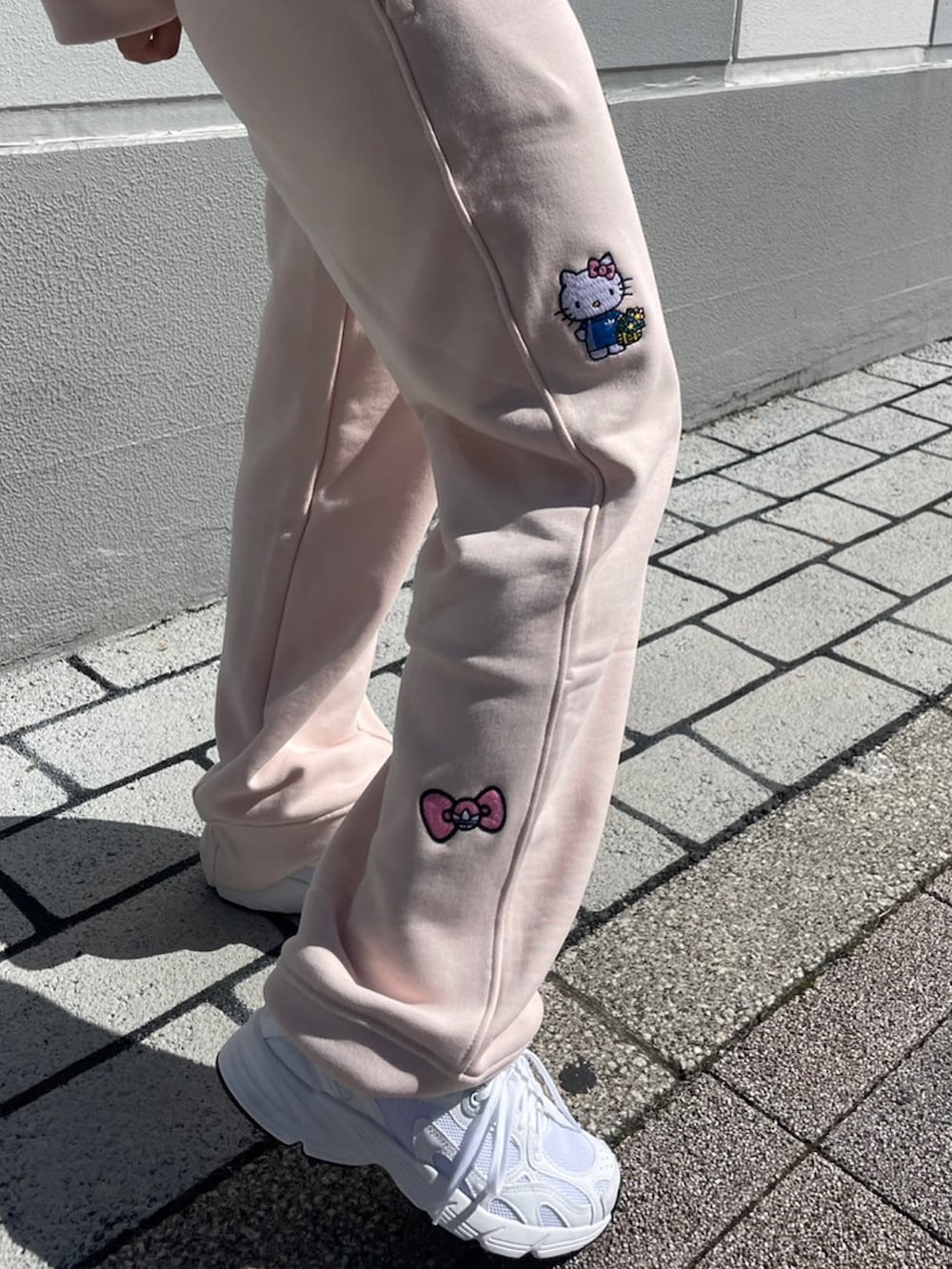 「スニーカー、セットアップ、ピンク、adidas、ジャージ、adidas originals、ASTIR、アディダス オリジナルス × ハローキティ、アスター」｜「adidasのアディダス オリジナルス × ハローキティ パーカー / アディダスオリジナルス adidas Originals（パーカー、ピンク系）」を使った、TFさん（レディース・156cm）の秋コーディネートの3枚目の写真