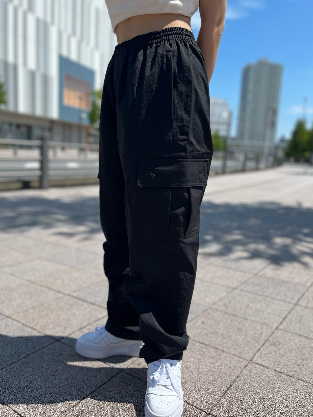 「カジュアル、adidas、モノトーン、カーゴパンツ、アディダス、フェススタイル、厚底シューズ、adidas originals、アディダスオリジナルス、ゆるコーデ」｜「adidasのプレミアム エッセンシャルズ カーゴパンツ / アディダスオリジナルス adidas Originals（カーゴパンツ、ブラック系）」を使った、TFさん（レディース・156cm）の夏コーディネートの4枚目の写真