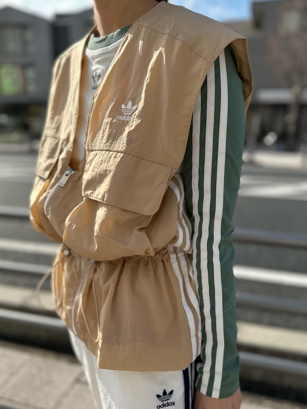「スニーカー、adidas、ベスト、ジャージ、アディダス、バルーンパンツ、adidas originals、厚底スニーカー、長袖Tシャツ、オズガイア」｜「adidasのベスト / アディダスオリジナルス adidas Originals（ベスト、ベージュ系）」を使った、TFさん（レディース・156cm）の春コーディネートの3枚目の写真