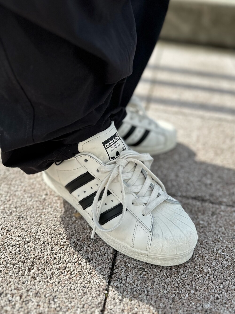 「スニーカー、デニムジャケット、adidas、ロンT、adidas originals、長袖Tシャツ、スーパースター、スリーストライプス、クセニア・シュナイダー」｜「adidasのKSENIASCHNAIDER スリーストライプス ダイドジャケット（デニムジャケット、ブルー系）」を使った、TFさん（レディース・156cm）の春コーディネートの6枚目の写真