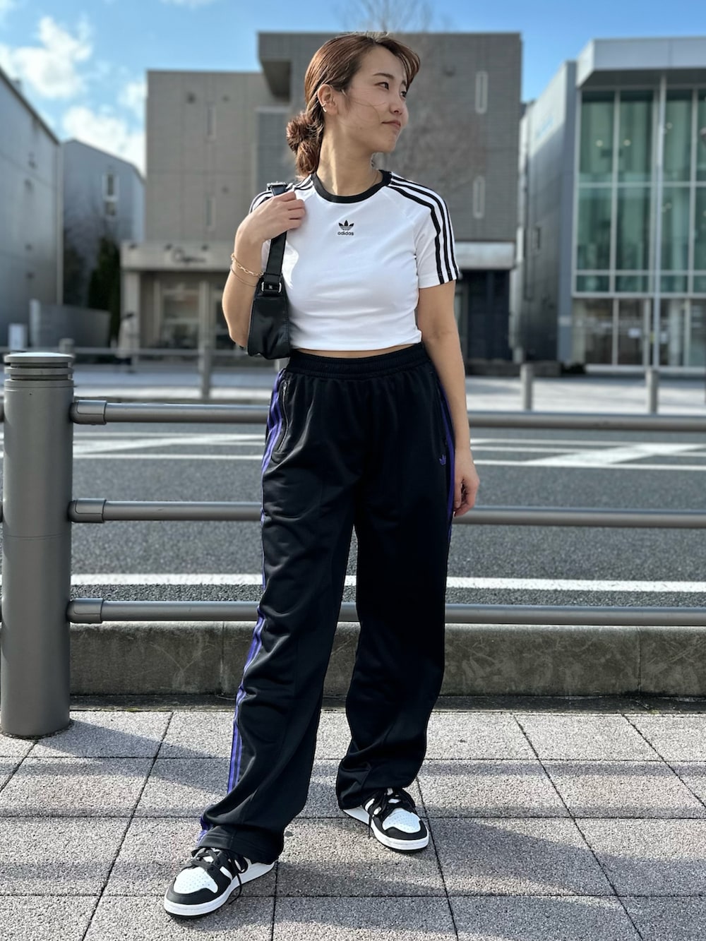 「ショルダーバッグ、Tシャツ、adidas、ジャージ、アディダス、トラックパンツ、adidas originals、クロップドトップス、ベッケンバウアー」｜「adidasのスリーストライプス 半袖ベビーTシャツ / アディダスオリジナルス adidas Originals（Tシャツ/カットソー、ホワイト系）」を使った、TFさん（レディース・156cm）の春コーディネートの2枚目の写真