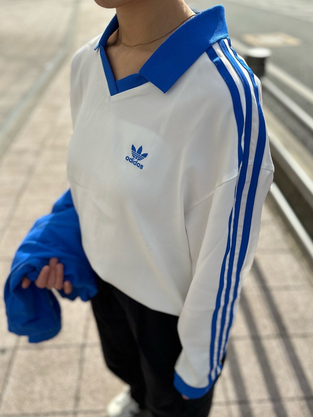 「スニーカー、デニムジャケット、adidas、ロンT、adidas originals、長袖Tシャツ、スーパースター、スリーストライプス、クセニア・シュナイダー」｜「adidasのKSENIASCHNAIDER スリーストライプス ダイドジャケット（デニムジャケット、ブルー系）」を使った、TFさん（レディース・156cm）の春コーディネートの4枚目の写真