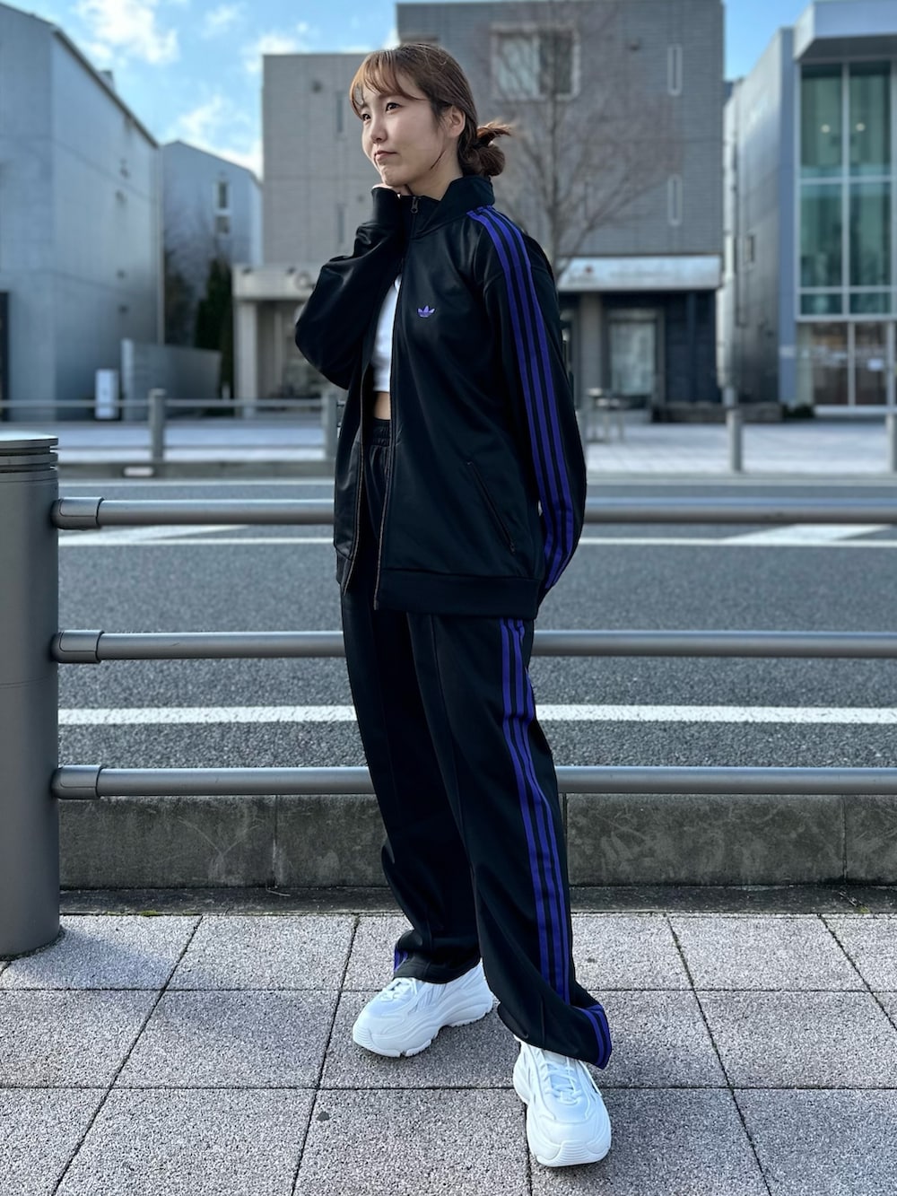 「スニーカー、セットアップ、adidas、ジャージ、アディダス、adidas originals、厚底スニーカー、アディダスオリジナルス、ベッケンバウアー、オズガイア」｜「adidasの[常田大希着用アイテム] トラックジャケット（ジェンダーニュートラル）（ジャージ、ブラック系）」を使った、TFさん（レディース・156cm）の春コーディネートの2枚目の写真