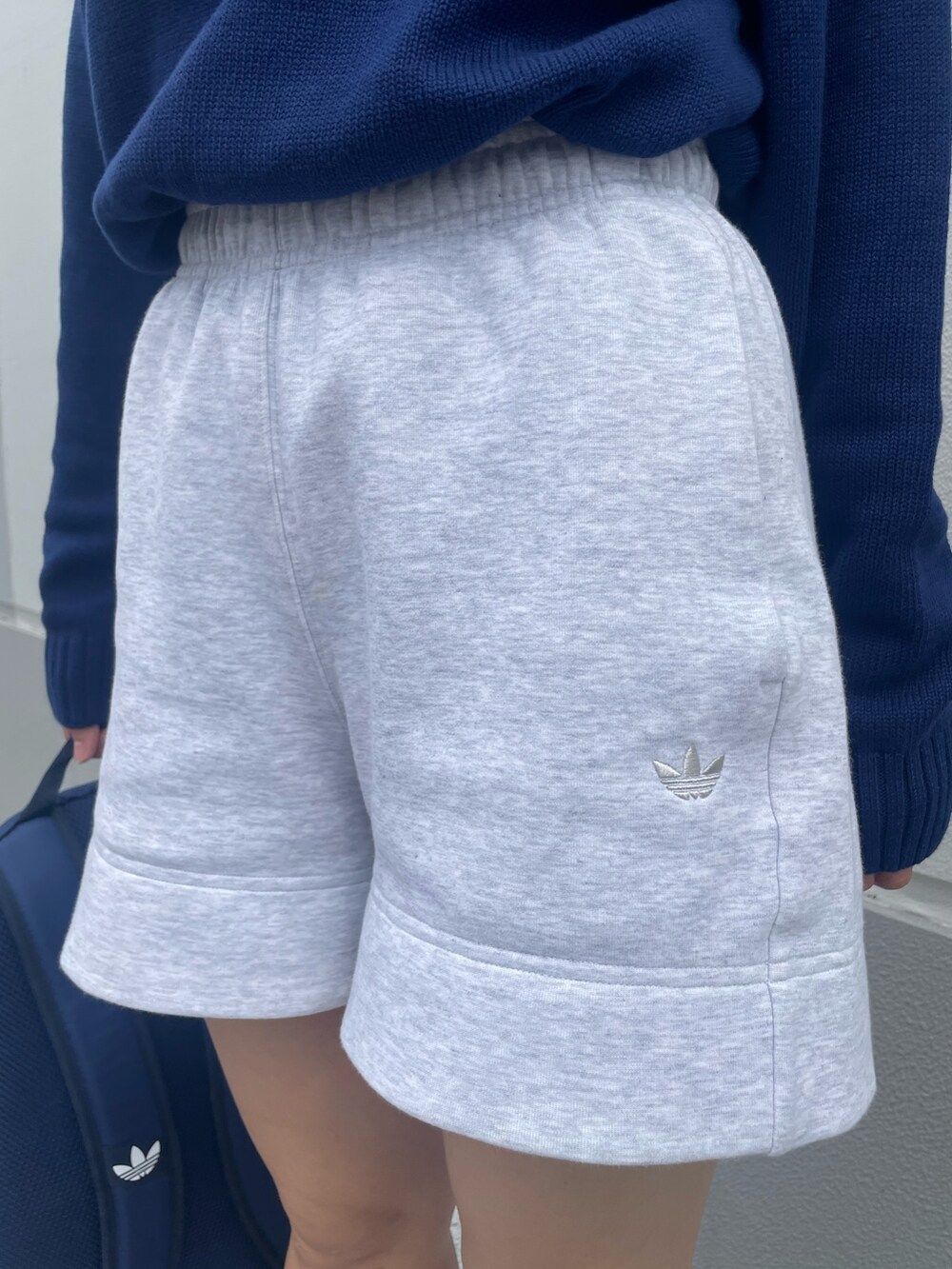 「ニット、バックパック、adidas、アディダス、ショーツ、adidas originals、アディダスオリジナルス、アディカラー、アディダスコーデ」｜「adidasのソリッドクルーソックス 3足組 / アディダスオリジナルス adidas Originals（ソックス/靴下、ホワイト系）」を使った、TFさん（レディース・156cm）の秋コーディネートの4枚目の写真