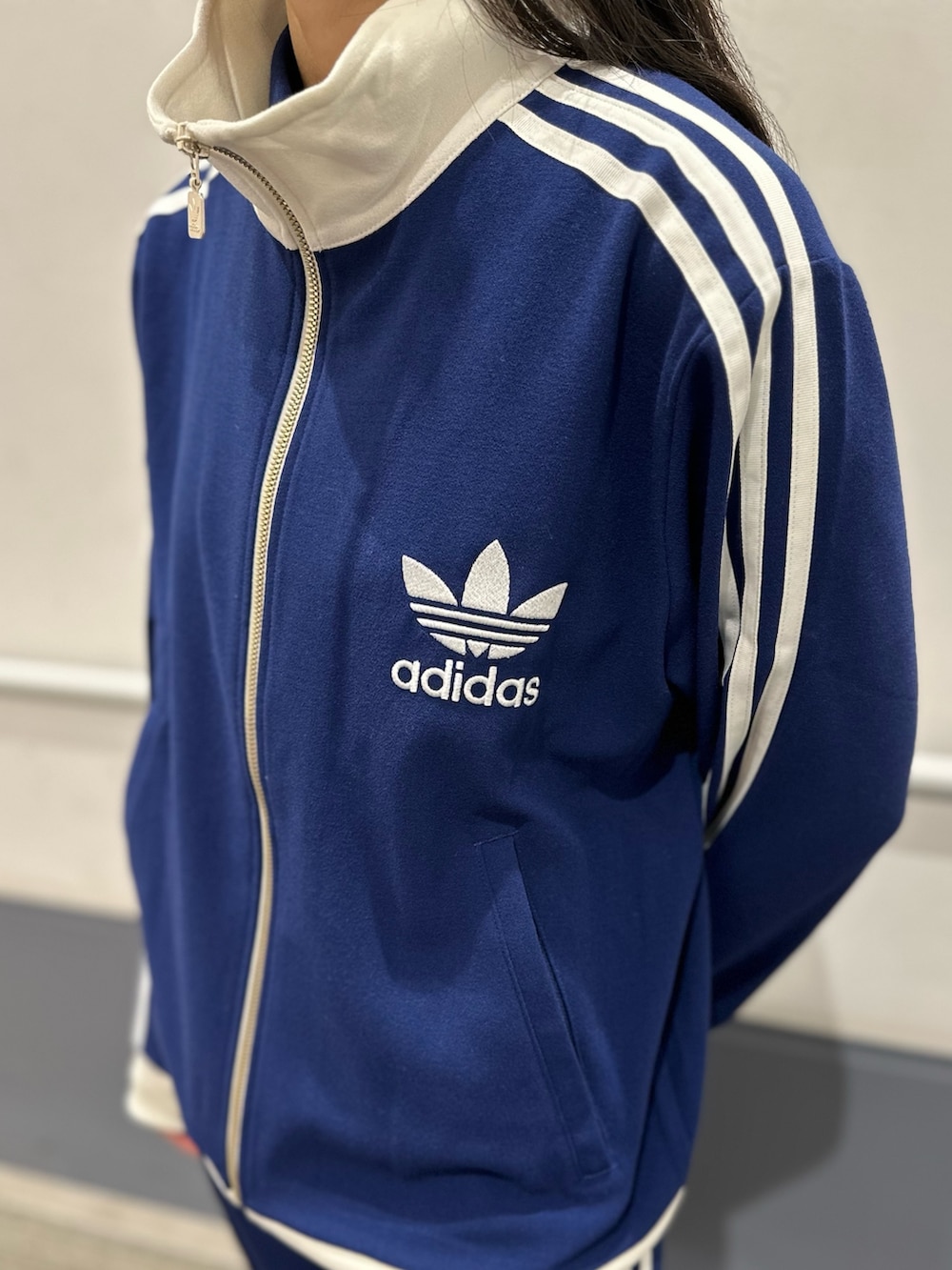 「スニーカー、セットアップ、adidas、ジャージ、アディダス、トラックパンツ、adidas originals、アディダスオリジナルス、トラックトップ、ガゼル」｜「adidasのプレミアム オリジナルス クレープ トラックスーツパンツ（ジャージ） / アディダスオリジナルス adidas Originals（スウェットパンツ、ブルー系）」を使った、TFさん（レディース・156cm）の春コーディネートの3枚目の写真