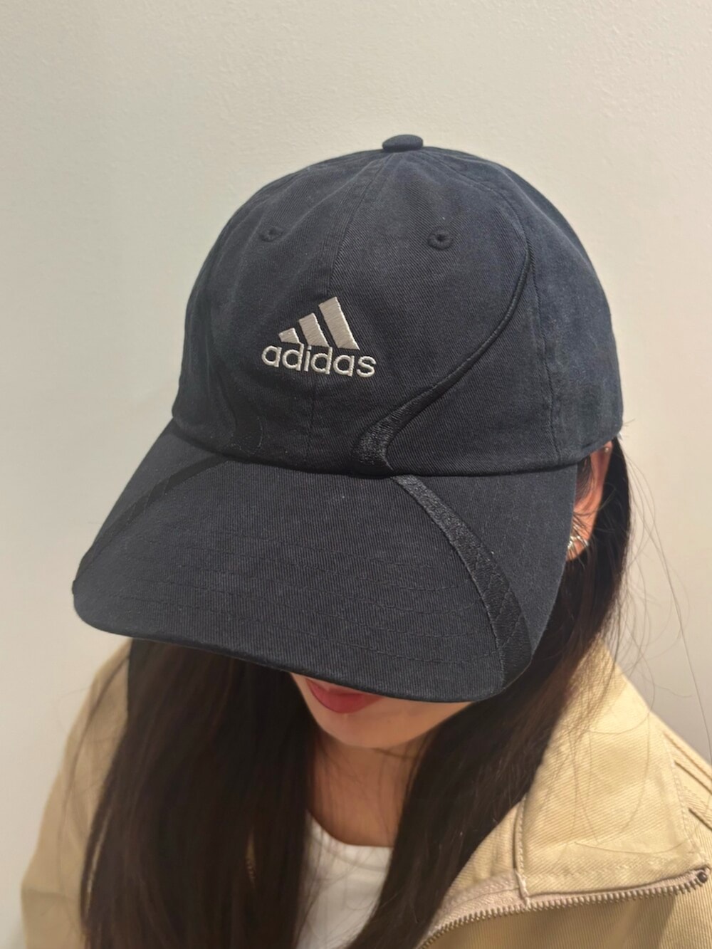 「ショルダーバッグ、ジョーツ、ショートパンツ、デニム、スニーカー、adidas、adidas originals、アディダス、アディダスオリジナルス、セットアップ、サンバ」｜「adidasのAdilenium シーズン 4 キャップ / アディダスオリジナルス adidas Originals（キャップ、ブラック系）」を使った、TFさん（レディース・156cm）の秋コーディネートの2枚目の写真