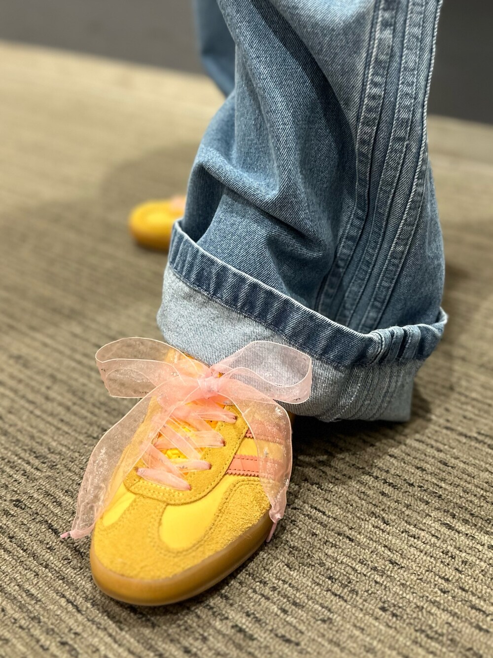 「スニーカー、ニットカーディガン、adidas、アディダス、デニムパンツ、adidas originals、ワイドデニム、スリーストライプス、ガゼル、クセニア・シュナイダー」｜「adidasのKSENIASCHNAIDER スリーストライプス ジーンズ / アディダスオリジナルス adidas Originals（デニムパンツ、ブルー系）」を使った、TFさん（レディース・156cm）の春コーディネートの3枚目の写真