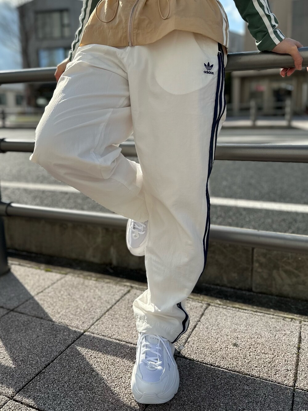 「スニーカー、adidas、ベスト、ジャージ、アディダス、バルーンパンツ、adidas originals、厚底スニーカー、長袖Tシャツ、オズガイア」｜「adidasのベスト / アディダスオリジナルス adidas Originals（ベスト、ベージュ系）」を使った、TFさん（レディース・156cm）の春コーディネートの4枚目の写真