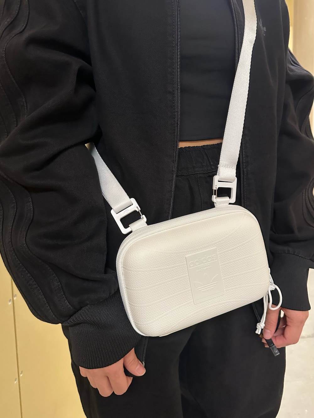 「スニーカー、デニム、セットアップ、adidas、トラックパンツ、adidas originals、クロップドトップス、トラックトップ、ガゼル、ファイヤーバード」｜「adidasのプレミアムデニム ファイヤーバード トラックトップ（デニムジャケット、ブラック系）」を使った、TFさん（レディース・156cm）の冬コーディネートの4枚目の写真