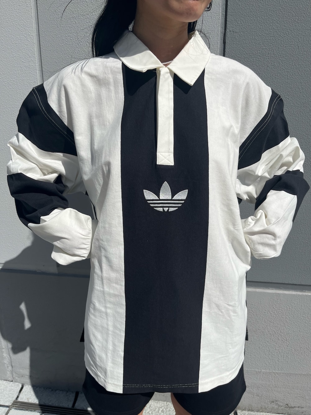「スニーカー、ショートパンツ、adidas、モノトーン、アディダス、厚底シューズ、adidas originals、アディダスオリジナルス、アディダスコーデ、フォーラム」｜「adidasのトレフォイル エッセンシャルズ ショーツ  / ハーフパンツ / アディダスオリジナルス adidas Originals（その他パンツ、ブラック系）」を使った、TFさん（レディース・156cm）の夏コーディネートの3枚目の写真