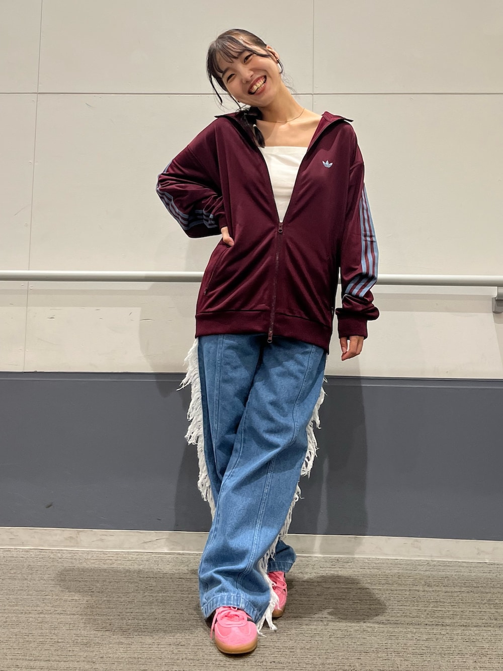「ジャケット、adidas、ジャージ、アディダス、デニムパンツ、adidas originals、トラックジャケット、ベッケンバウアー、クセニア・シュナイダー」｜「adidasの[常田大希着用アイテム] トラックジャケット（ジェンダーニュートラル）（ジャージ、レッド系）」を使った、TFさん（レディース・156cm）の秋コーディネートの3枚目の写真