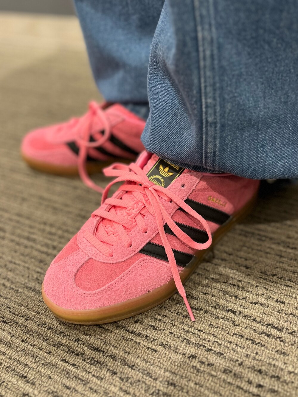 「ジャケット、adidas、ジャージ、アディダス、デニムパンツ、adidas originals、トラックジャケット、ベッケンバウアー、クセニア・シュナイダー」｜「adidasの[常田大希着用アイテム] トラックジャケット（ジェンダーニュートラル）（ジャージ、レッド系）」を使った、TFさん（レディース・156cm）の秋コーディネートの4枚目の写真
