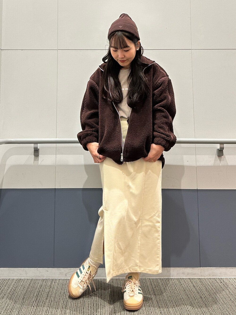 「スニーカー、ジャケット、アウター、ボア、adidas、ビーニー、厚底シューズ、ボアジャケット、adidas originals、ガゼル」｜「adidasのアディカラー ショートビーニー（ニットキャップ/ビーニー、ブラウン系）」を使った、TFさん（レディース・156cm）の秋コーディネートの2枚目の写真