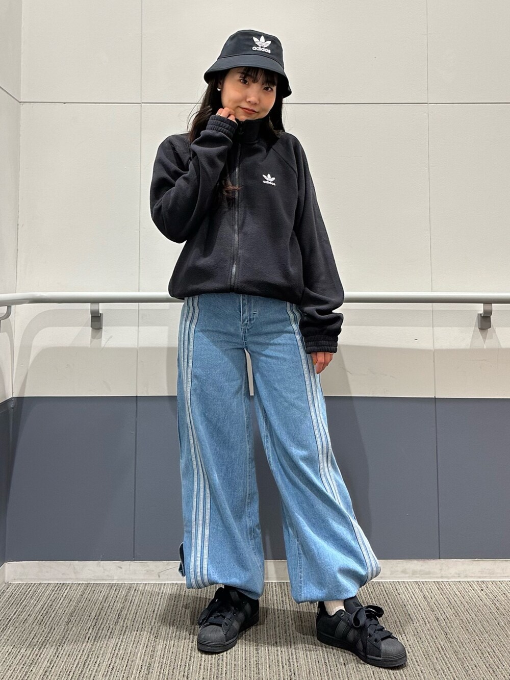 「スニーカー、デニム、adidas、フリース、デニムパンツ、フリースジャケット、adidas originals、バケットハット、スーパースター、アディカラー」｜「adidasのスーパースター / Superstar（シューズ、ブラック系）」を使った、TFさん（レディース・156cm）の秋コーディネートの2枚目の写真