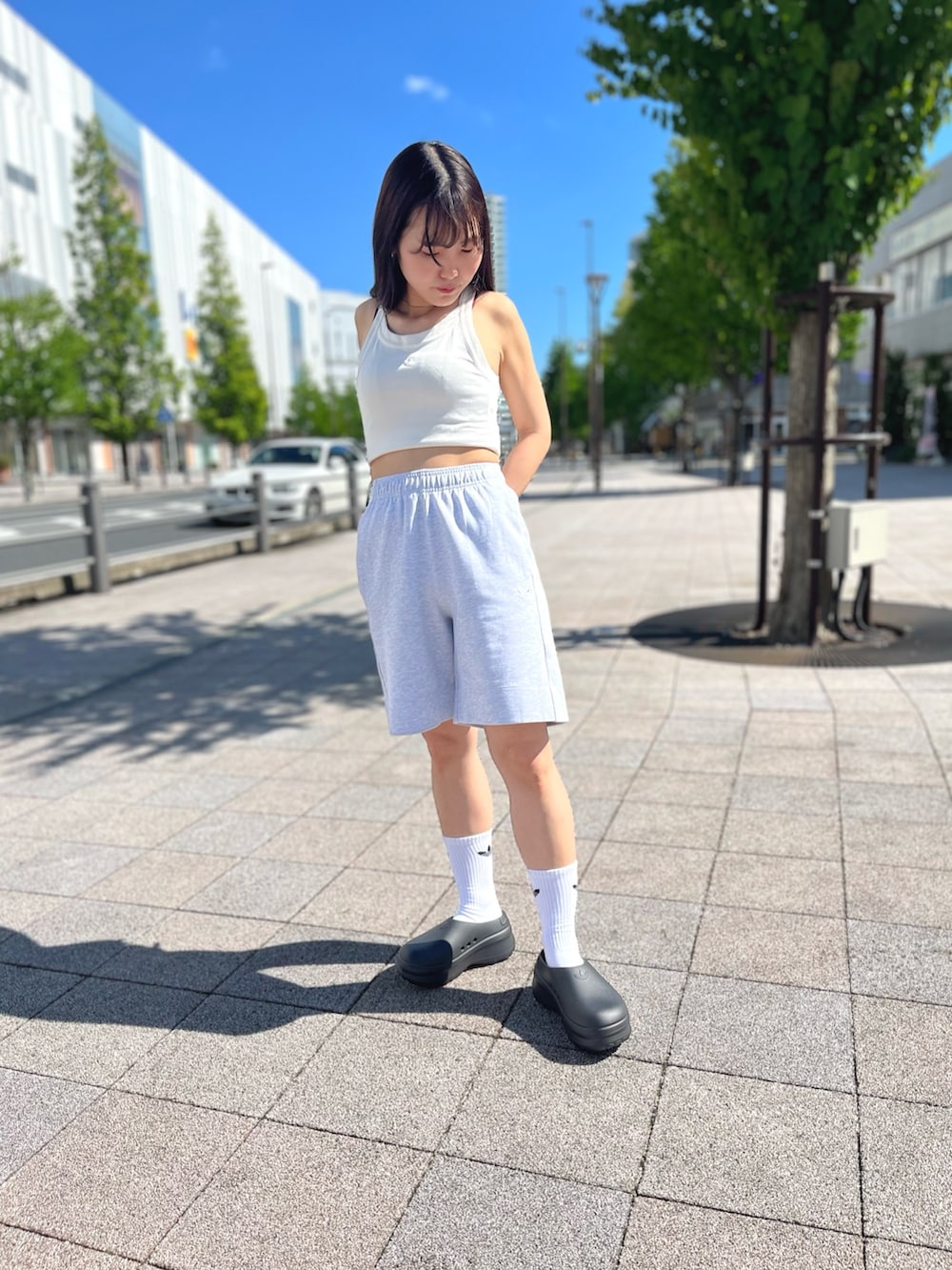 「adidas、アディダス、スポーツミックス、休日スタイル、ハーフパンツ、サンダル、厚底シューズ、adidas originals、夏コーデ、淡色コーデ」｜「adidasのプレミアム エッセンシャルズ ロゴショーツ / ハーフパンツ / アディダスオリジナルス adidas Originals（その他パンツ、グレー系）」を使った、TFさん（レディース・156cm）の夏コーディネートの2枚目の写真