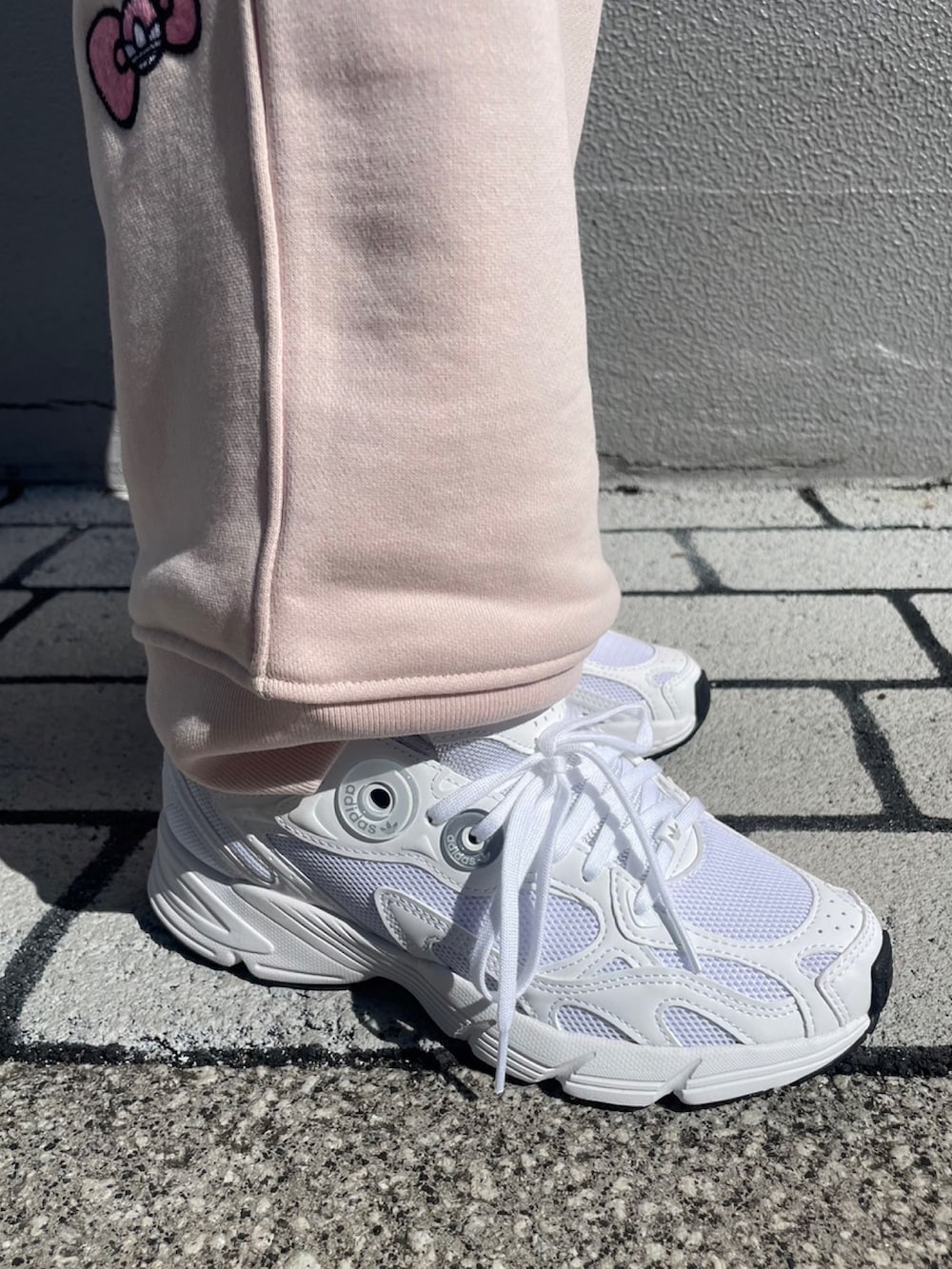 「スウェット、スニーカー、セットアップ、adidas、ジャージ、厚底シューズ、adidas originals、ASTIR、アディダス オリジナルス × ハローキティ、アスター」｜「adidasのアディダス オリジナルス × ハローキティ ジョガー / アディダスオリジナルス adidas Originals（その他パンツ、ピンク系）」を使った、TFさん（レディース・156cm）の秋コーディネートの4枚目の写真