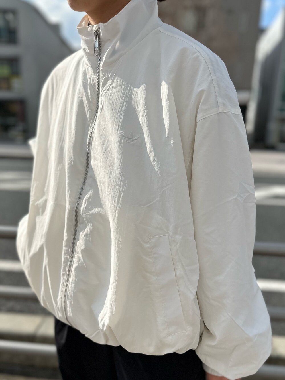 「スニーカー、ジャケット、adidas、ジャージ、アディダス、ナイロンジャケット、adidas originals、厚底スニーカー、ウインドブレーカー、オズガイア」｜「adidasのプレミアム エッセンシャルズ ナイロンウインドブレーカー / アディダスオリジナルス adidas Originals（ナイロンジャケット、ホワイト系）」を使った、TFさん（レディース・156cm）の春コーディネートの3枚目の写真
