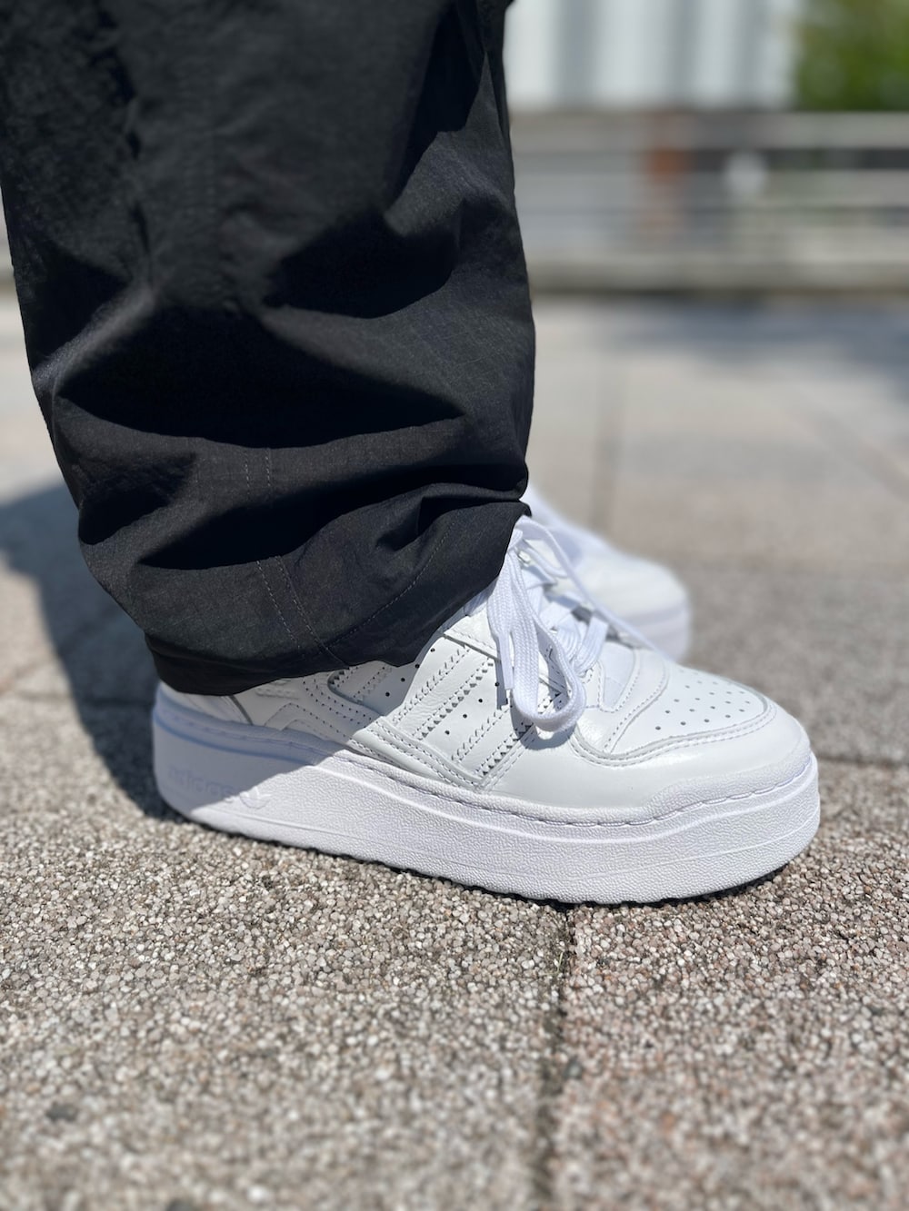「カジュアル、adidas、モノトーン、カーゴパンツ、アディダス、フェススタイル、厚底シューズ、adidas originals、アディダスオリジナルス、ゆるコーデ」｜「adidasのプレミアム エッセンシャルズ カーゴパンツ / アディダスオリジナルス adidas Originals（カーゴパンツ、ブラック系）」を使った、TFさん（レディース・156cm）の夏コーディネートの5枚目の写真