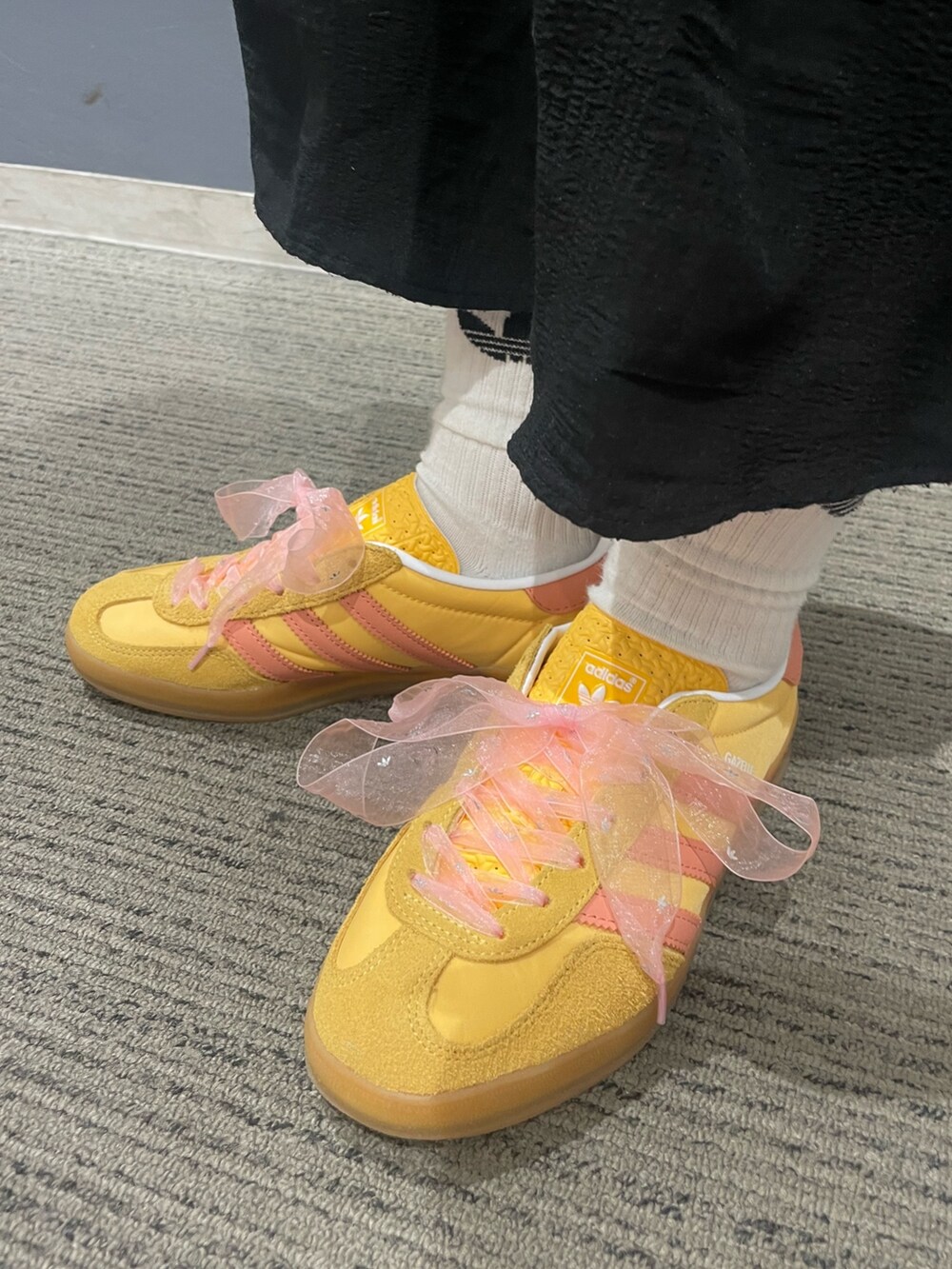 「スニーカー、adidas、ジャージ、アディダス、adidas originals、トラックジャケット、アディダスオリジナルス、トラックトップ、ガゼル、Tトゥシューズ」｜「adidasのプレミアム オリジナルス クレープ トラックトップ / トラックジャケット / アディダスオリジナルス adidas Originals（ジャージ、ホワイト系）」を使った、TFさん（レディース・156cm）の春コーディネートの3枚目の写真