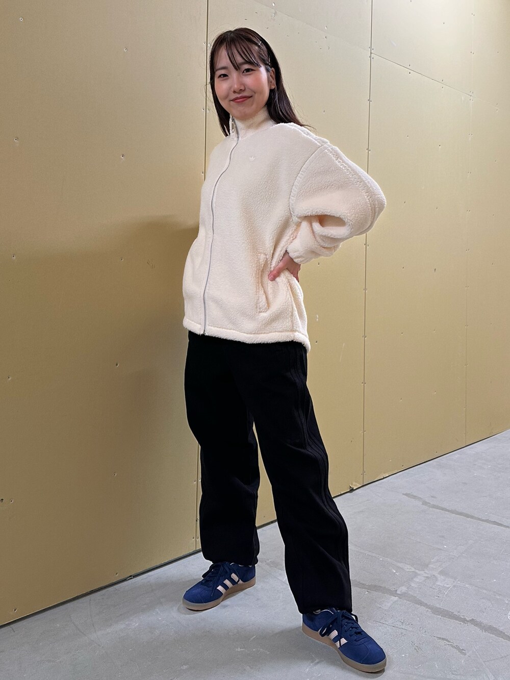 「スニーカー、デニム、アウター、adidas、オーバーサイズ、フリースジャケット、トラックパンツ、adidas originals、クロップドトップス、ガゼル」｜「adidasのプレミアム エッセンシャルズ オーバージャケット / アディダスオリジナルス adidas Originals（ブルゾン、ホワイト系）」を使った、TFさん（レディース・156cm）の冬コーディネートの3枚目の写真