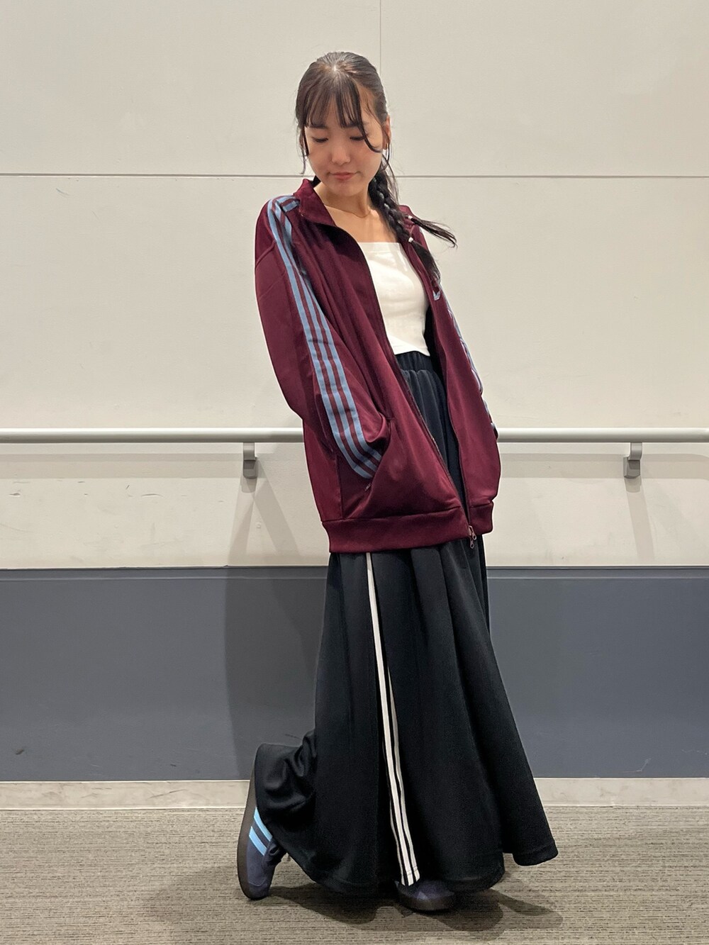 「スニーカー、ジャケット、スカート、adidas、ジャージ、ロングスカート、adidas originals、トラックジャケット、ベッケンバウアー、ガゼル」｜「adidasの[常田大希着用アイテム] トラックジャケット（ジェンダーニュートラル）（ジャージ、レッド系）」を使った、TFさん（レディース・156cm）の秋コーディネートの4枚目の写真