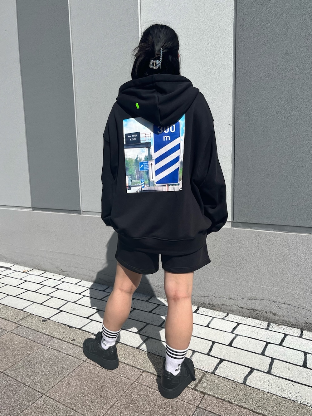 「スニーカー、ブラック、パーカー、adidas、グラフィック、厚底シューズ、adidas originals、アディダスコーデ、フォーラム、クセニア・シュナイダー」｜「adidasのadidas Originals × KSENIASCHNAIDER グラフィックパーカー / アディダスオリジナルス（パーカー、ブラック系）」を使った、TFさん（レディース・156cm）の夏コーディネートの3枚目の写真