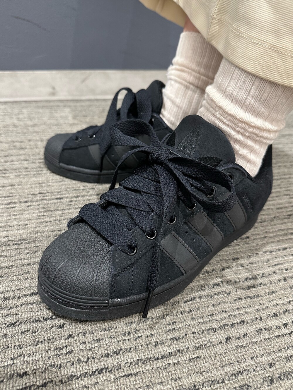 「スニーカー、ジャケット、アウター、トートバッグ、adidas、adidas originals、スーパースター、モノグラム、パファージャケット」｜「adidasのモノグラム パファージャケット / アディダスオリジナルス adidas Originals（ダウンジャケット/コート、ブラック系）」を使った、TFさん（レディース・156cm）の秋コーディネートの4枚目の写真