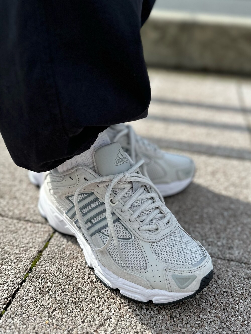 「スニーカー、パーカー、adidas、ベスト、アディダス、グラフィック、adidas originals、フーディー、スケートボーディング、レスポンス」｜「adidasのベスト / アディダスオリジナルス adidas Originals（ベスト、ベージュ系）」を使った、TFさん（レディース・156cm）の春コーディネートの5枚目の写真