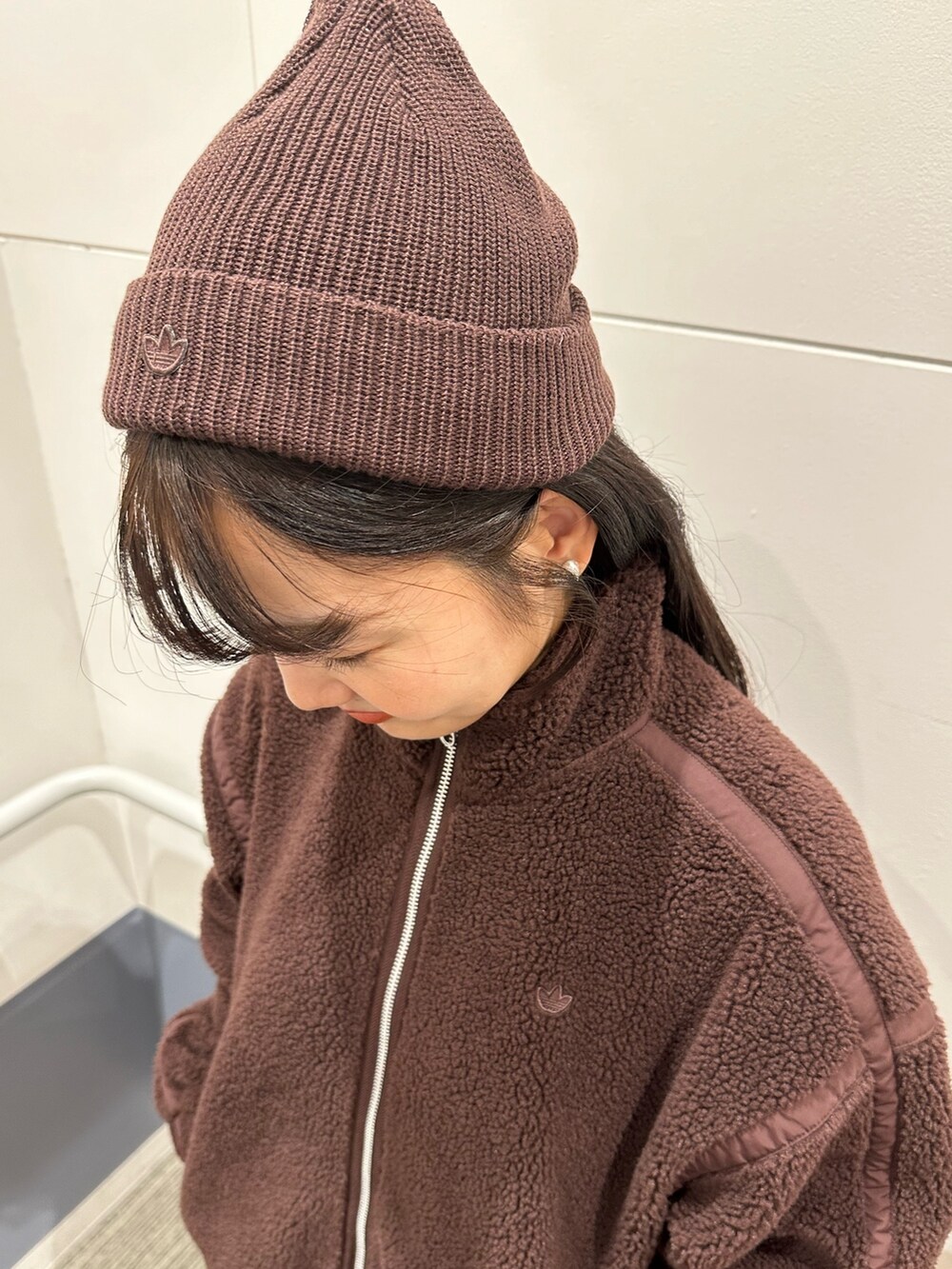「スニーカー、ジャケット、アウター、ボア、adidas、ビーニー、厚底シューズ、ボアジャケット、adidas originals、ガゼル」｜「adidasのアディカラー ショートビーニー（ニットキャップ/ビーニー、ブラウン系）」を使った、TFさん（レディース・156cm）の秋コーディネートの4枚目の写真