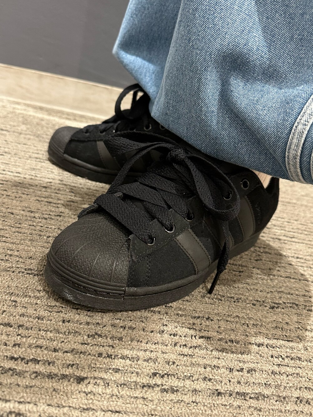 「スニーカー、デニム、adidas、フリース、デニムパンツ、フリースジャケット、adidas originals、バケットハット、スーパースター、アディカラー」｜「adidasのスーパースター / Superstar（シューズ、ブラック系）」を使った、TFさん（レディース・156cm）の秋コーディネートの3枚目の写真