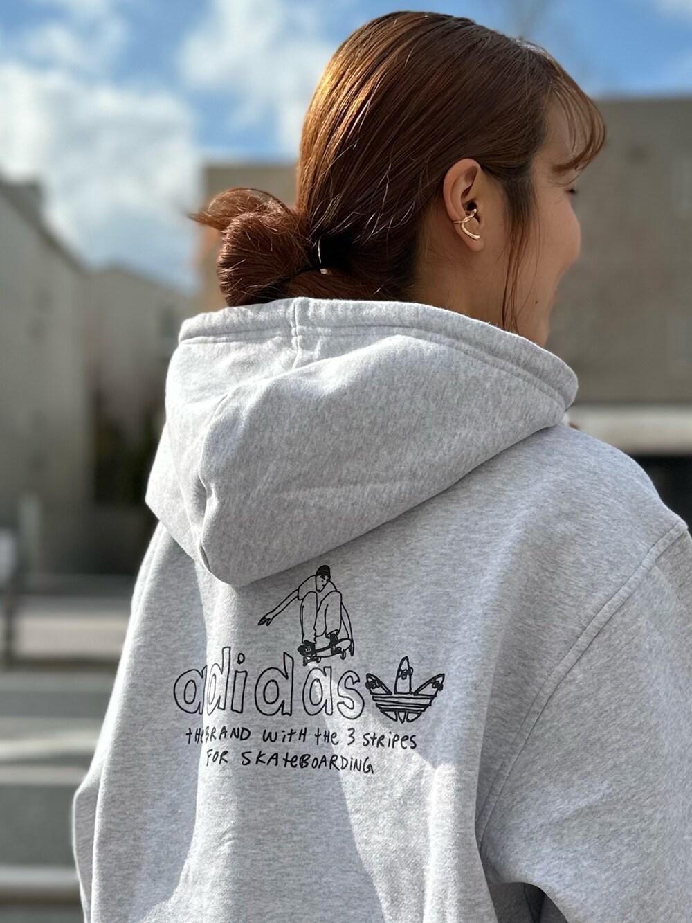 「スニーカー、パーカー、adidas、ベスト、アディダス、グラフィック、adidas originals、フーディー、スケートボーディング、レスポンス」｜「adidasのベスト / アディダスオリジナルス adidas Originals（ベスト、ベージュ系）」を使った、TFさん（レディース・156cm）の春コーディネートの4枚目の写真