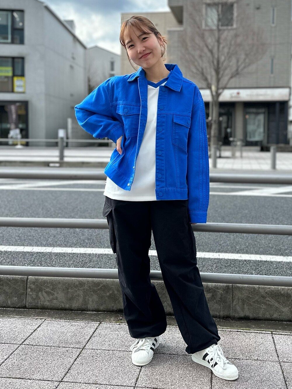 「スニーカー、デニムジャケット、adidas、ロンT、adidas originals、長袖Tシャツ、スーパースター、スリーストライプス、クセニア・シュナイダー」｜「adidasのKSENIASCHNAIDER スリーストライプス ダイドジャケット（デニムジャケット、ブルー系）」を使った、TFさん（レディース・156cm）の春コーディネートの2枚目の写真
