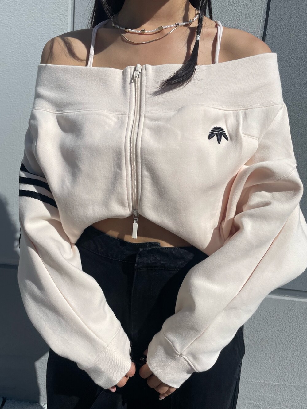 「ショルダーバッグ、adidas、アディダス、デニムパンツ、adidas originals、トラックジャケット、アディダスオリジナルス、アディカラー、クセニア・シュナイダー」｜「adidasのadidas Originals × KSENIASCHNAIDER スリーストライプス ジーンズ / アディダスオリジナルス adidas Originals（デニムパンツ、ブラック系）」を使った、TFさん（レディース・156cm）の秋コーディネートの3枚目の写真
