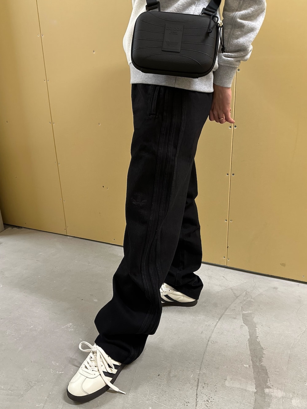 「スニーカー、デニム、ショルダーバッグ、パーカー、adidas、アディダス、トラックパンツ、adidas originals、ガゼル、ファイヤーバード」｜「adidasのエッセンシャルズ+リバースパーカー / アディダスオリジナルス adidas Originals（パーカー、グレー系）」を使った、TFさん（レディース・156cm）の冬コーディネートの2枚目の写真