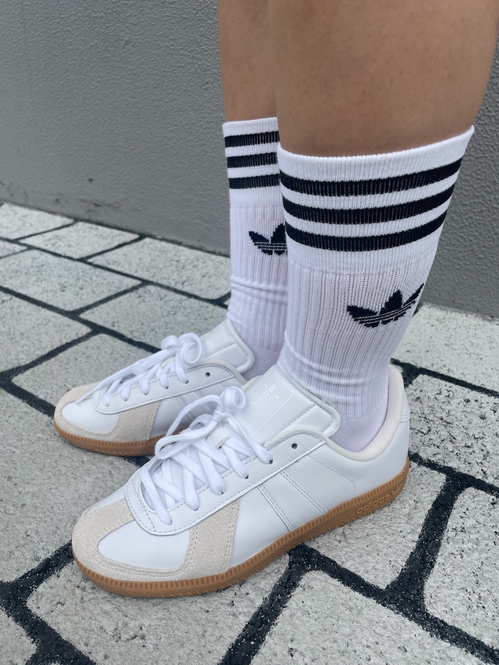 「ニット、バックパック、adidas、アディダス、ショーツ、adidas originals、アディダスオリジナルス、アディカラー、アディダスコーデ」｜「adidasのソリッドクルーソックス 3足組 / アディダスオリジナルス adidas Originals（ソックス/靴下、ホワイト系）」を使った、TFさん（レディース・156cm）の秋コーディネートの5枚目の写真