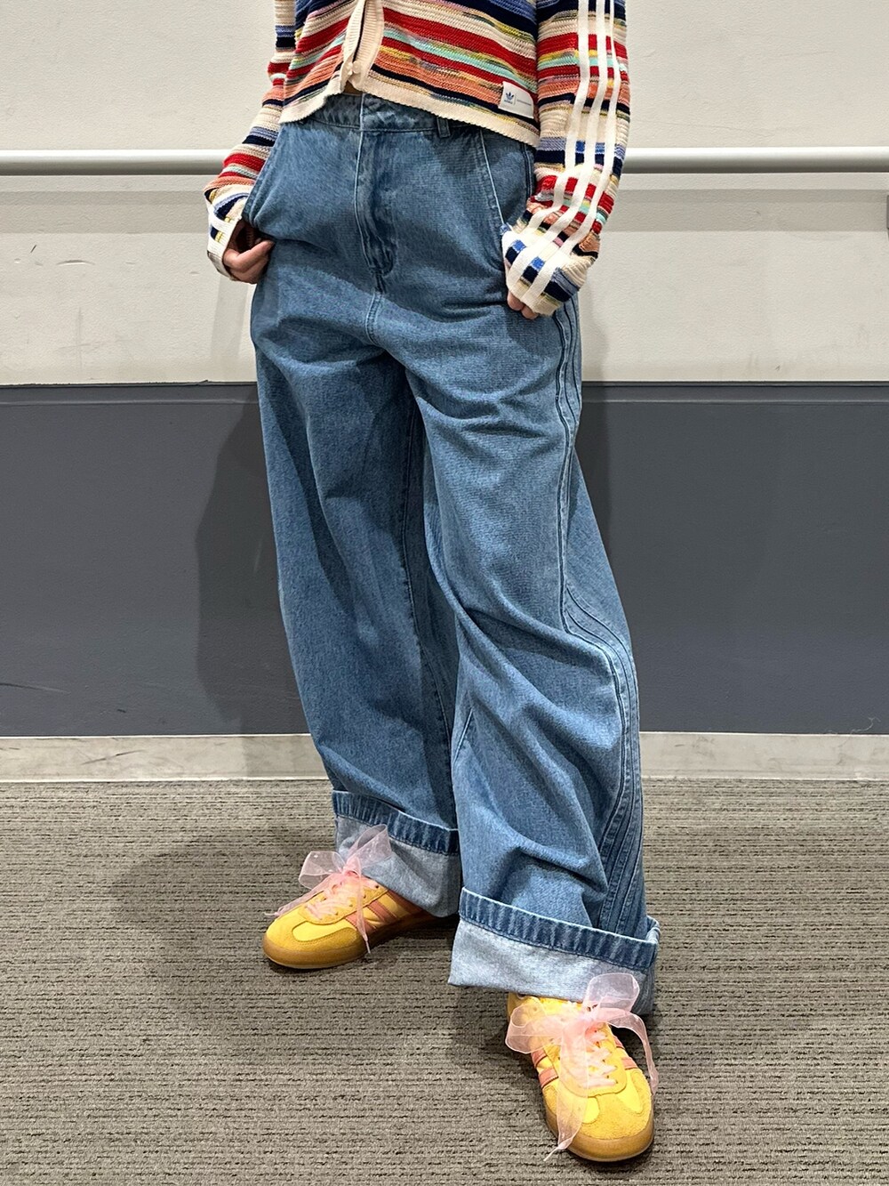 「スニーカー、ニットカーディガン、adidas、アディダス、デニムパンツ、adidas originals、ワイドデニム、スリーストライプス、ガゼル、クセニア・シュナイダー」｜「adidasのKSENIASCHNAIDER スリーストライプス ジーンズ / アディダスオリジナルス adidas Originals（デニムパンツ、ブルー系）」を使った、TFさん（レディース・156cm）の春コーディネートの2枚目の写真