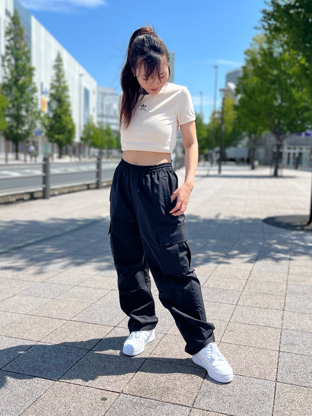 「カジュアル、adidas、モノトーン、カーゴパンツ、アディダス、フェススタイル、厚底シューズ、adidas originals、アディダスオリジナルス、ゆるコーデ」｜「adidasのプレミアム エッセンシャルズ カーゴパンツ / アディダスオリジナルス adidas Originals（カーゴパンツ、ブラック系）」を使った、TFさん（レディース・156cm）の夏コーディネートの2枚目の写真