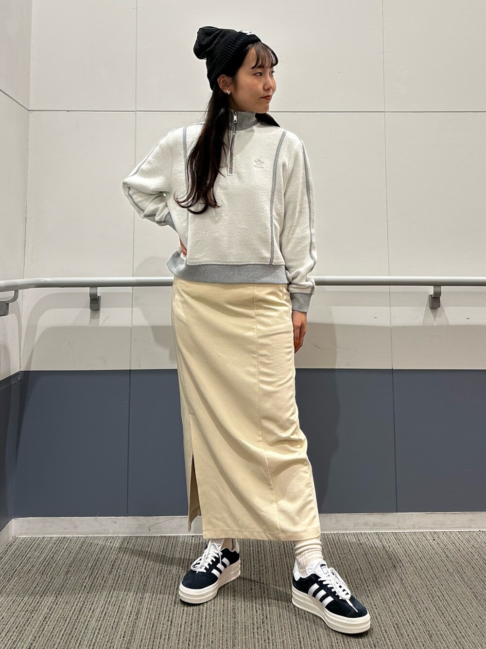 「スニーカー、adidas、ビーニー、厚底シューズ、adidas originals、クロップドトップス、ハーフジップ、ガゼル、ハーフジップスウェット」｜「adidasのアディカラー カフニットビーニー / アディダスオリジナルス adidas Originals（ニットキャップ/ビーニー、ブラック系）」を使った、TFさん（レディース・156cm）の秋コーディネートの3枚目の写真