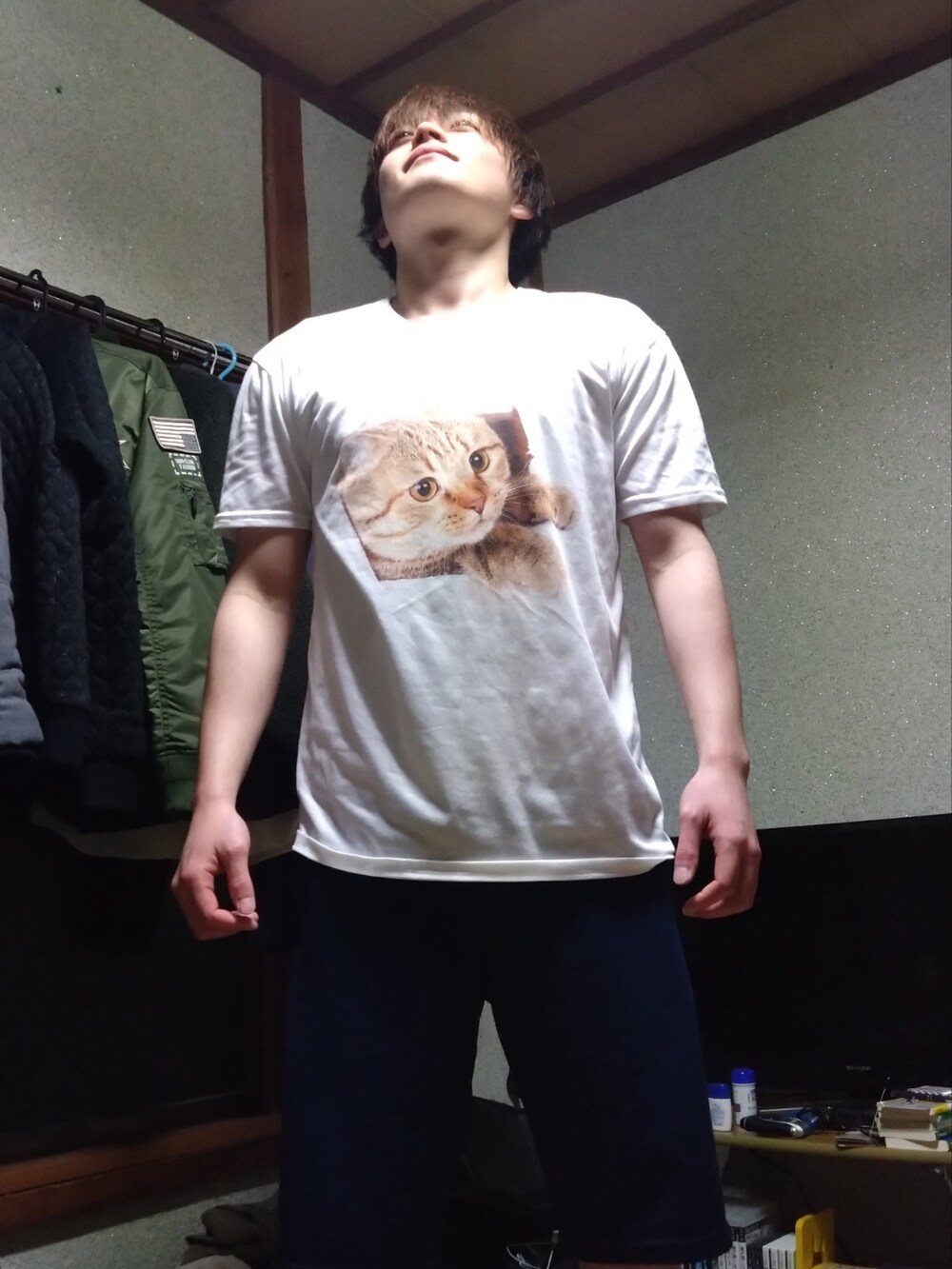 ブラック系のTシャツ/カットソー、パープル系のその他パンツを着用したメンズの春コーディネートの2枚目の写真