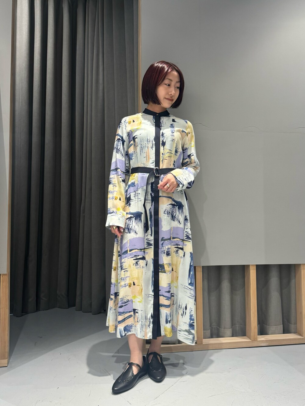 ブルー系のシャツワンピース、ブルー系のテーラードジャケットを着用したレディースの春コーディネートの2枚目の写真