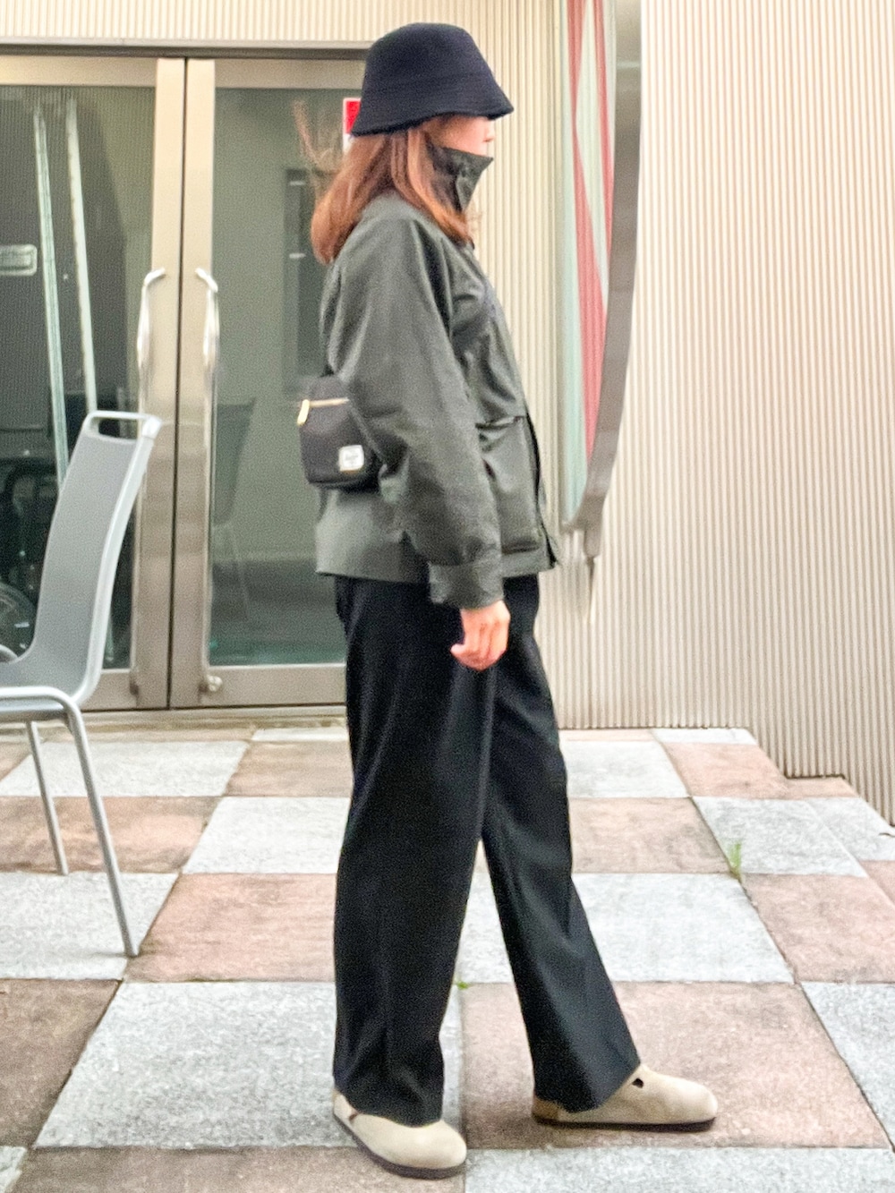 グリーン系のジャケット/アウター、ベージュ系のスリッポン、ブラック系のショルダーバッグを着用したレディースの冬コーディネートの2枚目の写真