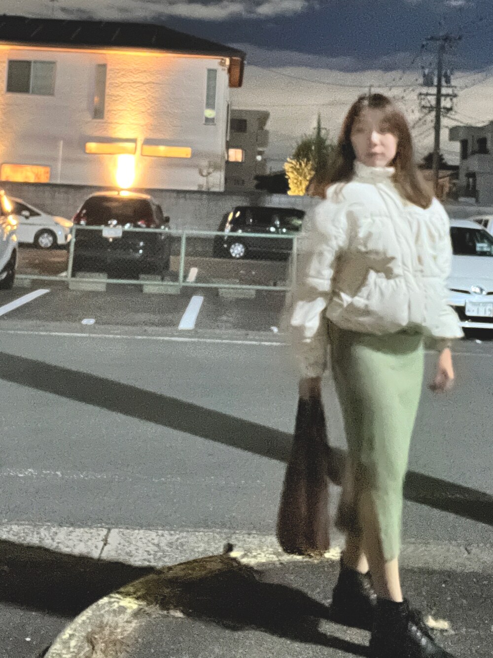 「秋冬コーデ、シンプルスタイル、大人カジュアル、ニットコーデ、お洒落さんとつながりたい、カラーコーデ、ootd、大人ガーリー、グリーン、スリット、ダウンジャケット、冬コーデ、アウター」｜「RAY CASSINのアイテム（ダウンジャケット/コート、ホワイト系）」を使った、EMIさん（レディース・160cm）の冬コーディネートの2枚目の写真