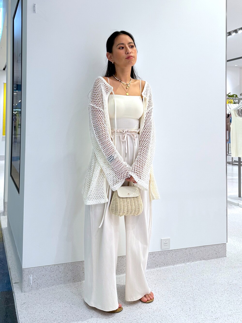 ホワイト系のその他パンツ、ホワイト系のキャミソール、ホワイト系のカーディガン/ボレロを着用したレディースの夏コーディネートの2枚目の写真